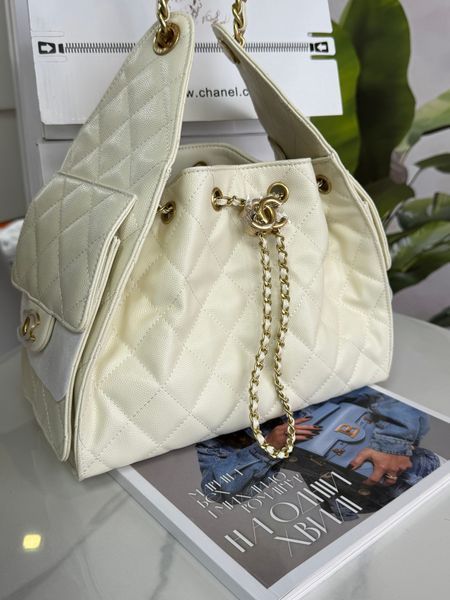 Жіноча шкіряна сумка Chanel Cargo Drawstring Bucket Bag молочно-кремова 54367325 фото