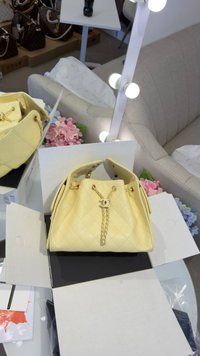 Жіноча сумка Chanel 25 Mini Drawstring Bucket Bag жовта шкіряна 553414 фото