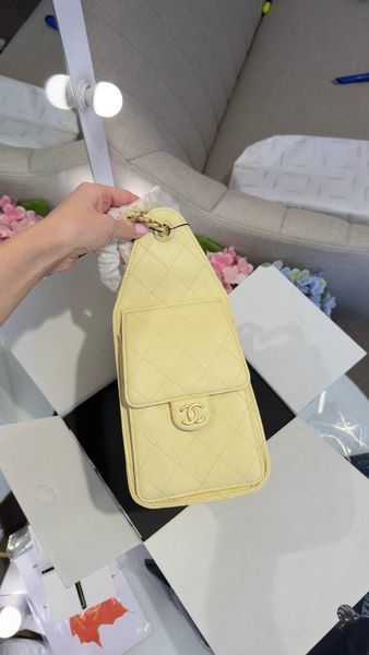 Жіноча сумка Chanel 25 Mini Drawstring Bucket Bag жовта шкіряна 553414 фото