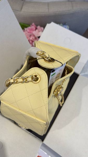 Жіноча сумка Chanel 25 Mini Drawstring Bucket Bag жовта шкіряна 553414 фото