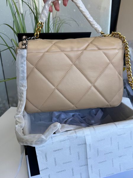 Жіноча шкіряна сумка Chanel 19 Large Flap Bag бежева 7685858 фото