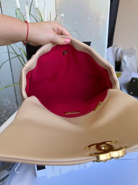 Жіноча шкіряна сумка Chanel 19 Large Flap Bag бежева 7685858 фото