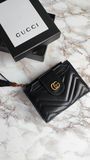 Жіночий шкіряний гаманець Gucci GG Marmont Compact Wallet чорний з золотом 896544 фото