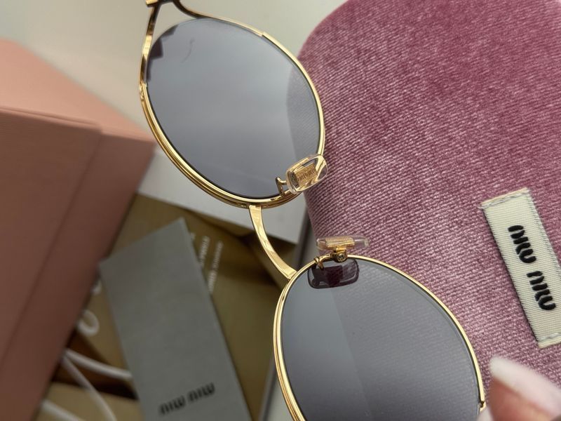 Жіночі сонцезахисні окуляри Miu Miu Round Metal Sunglasses Gold 9999646 фото