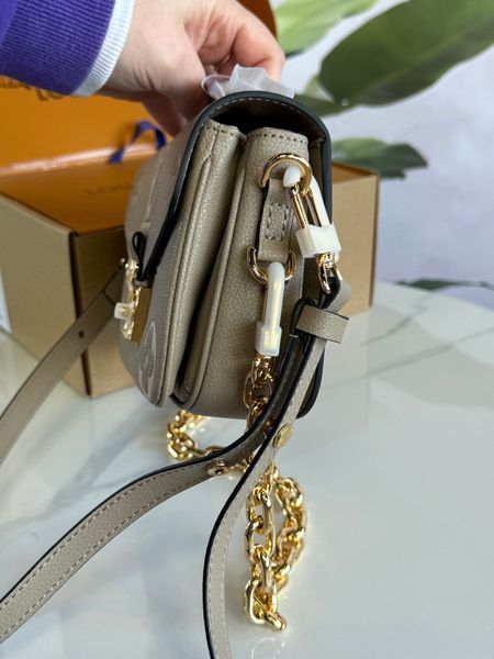 Жіноча шкіряна сумка Louis Vuitton Pochette M&eacute;tis East-West Tourterelle Cr&egrave;me 00034643 фото